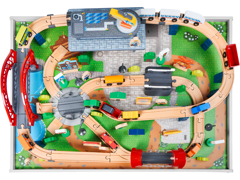 Ensemble de train en bois avec rails, trains, wagons, pont, bâtiments et paysage.
