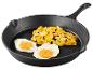 Oeufs et pommes de terre sautées dans une poêle en fonte.