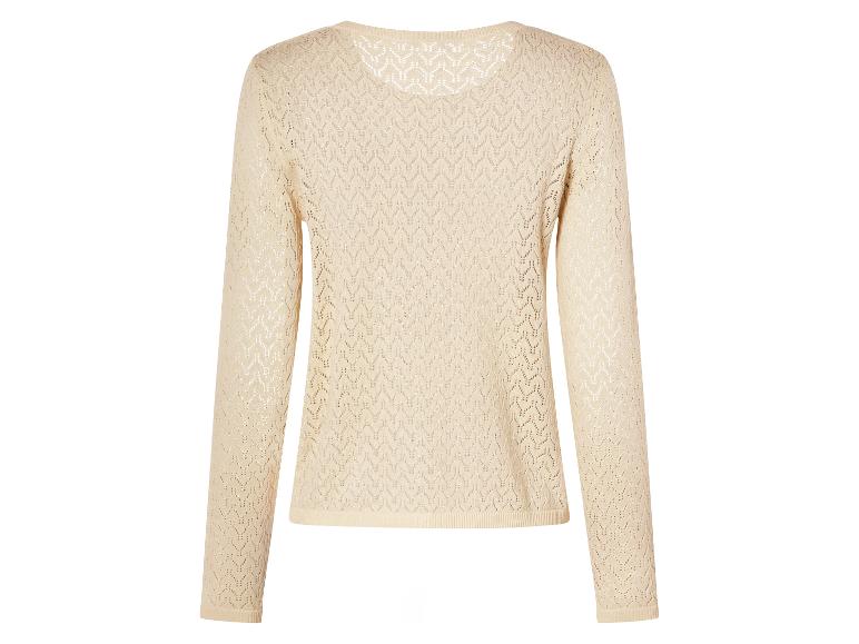 Pull beige en tricot à manches longues.