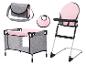 Ensemble de jouets pour poupées : chaise haute, lit de voyage et sac à langer gris et rose.