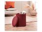 Pouf de rangement en velours rouge avec couvercle.