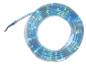 Guirlande lumineuse LED bleue et blanche enroulée en cercle sur fond noir.