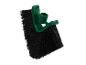 Brosse à balai verte avec poils noirs, vue en angle.