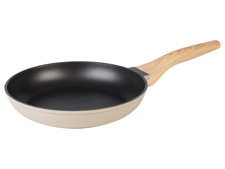 Poêle à revêtement antiadhésif avec manche en bois.
