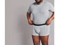 Un homme portant un t-shirt gris et des sous-vêtements.