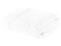 Serviette de bain blanche, douce et moelleuse.