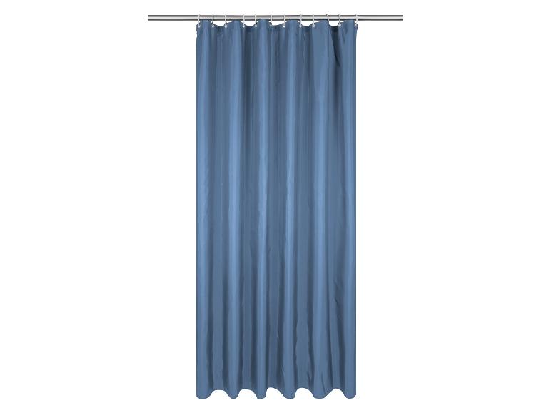 Rideau de douche bleu suspendu à une barre en métal.