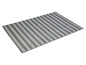 Un tapis gris à rayures.