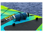 Une gourde d'eau bleue sur un paddle gonflable