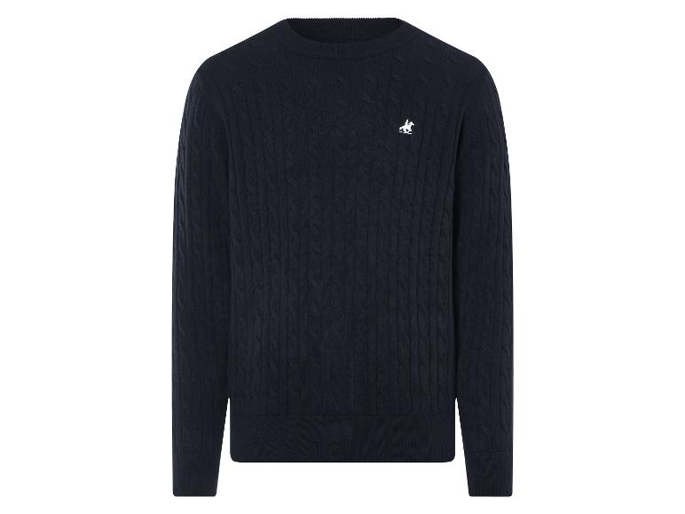 Un pull bleu marine avec un motif en câble et un petit logo.