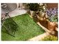 Gazon synthétique premium LIVARNO® sur une terrasse chaleureuse avec plantes et table.