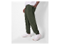 Pantalon de jogging kaki et baskets blanches.