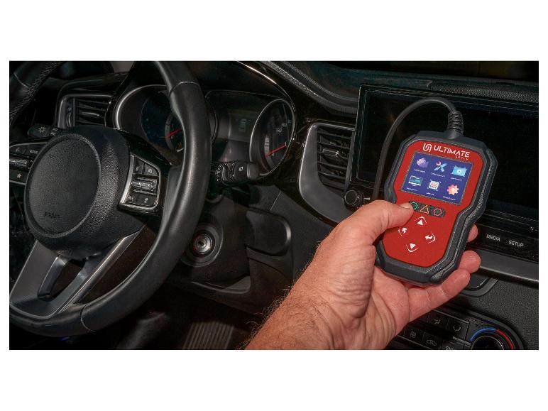 Main tenant un outil de diagnostic automobile Ultimate Speed dans une voiture