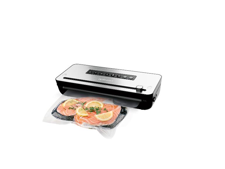 Une machine de mise sous vide avec du saumon et du citron dans un sac
