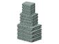Pile de serviettes grises pliées, de tailles variées, sur fond blanc.