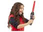 Une fille tient un sabre laser de Dark Vador de Star Wars.