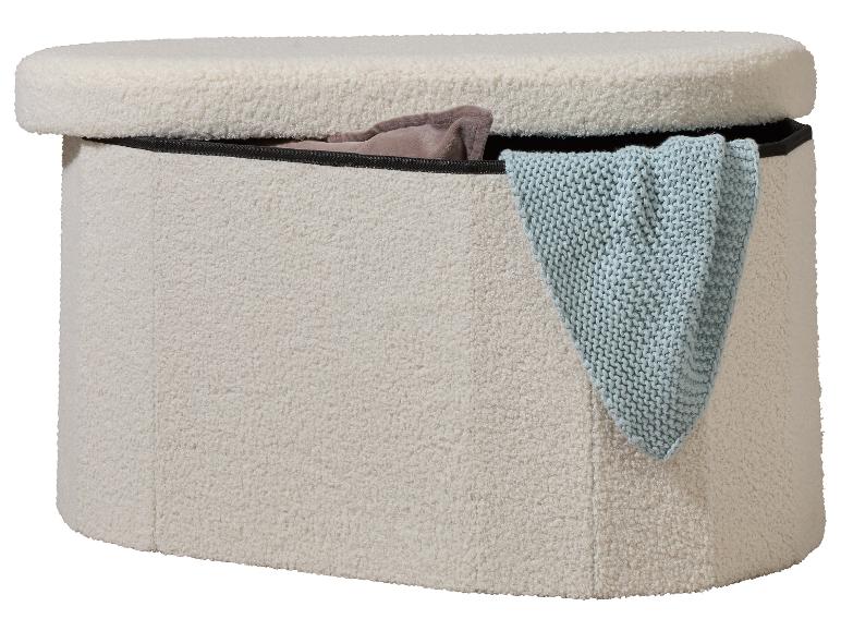 Pouf de rangement bouclé crème avec une couverture tricotée bleu clair et une couverture marron à l'intérieur