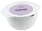 Un bol mélangeur blanc avec un couvercle violet.