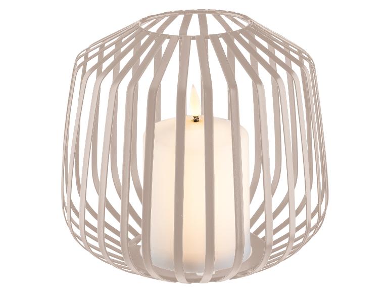 Lanterne décorative avec une bougie LED blanche à l'intérieur, avec un design de cage métallique beige.