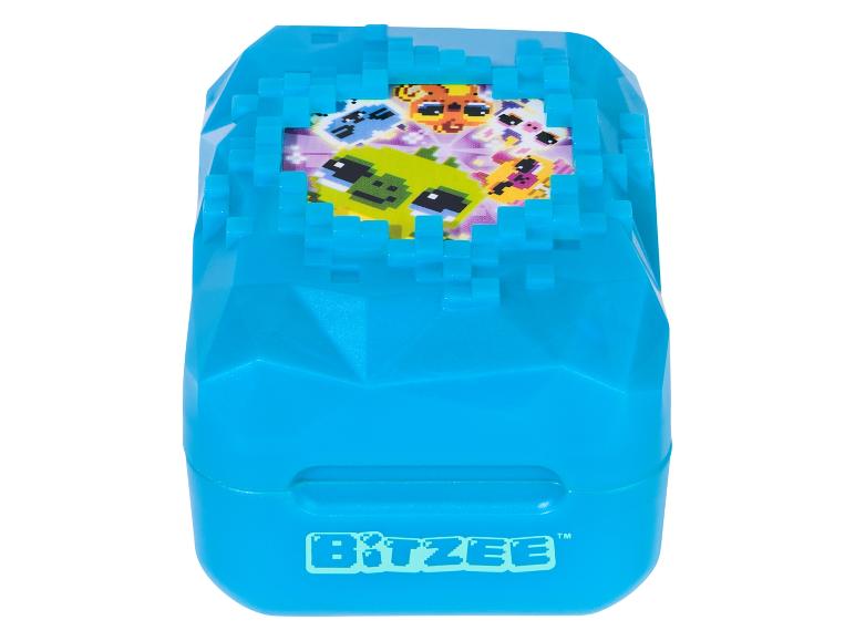 Jouet Bitzee bleu avec des créatures pixelisées à l'écran.