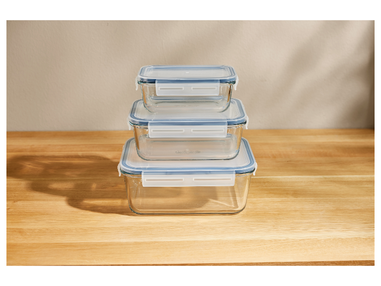 Boîtes de conservation en verre empilables avec couvercles.