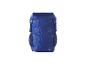 Un sac à dos bleu avec un imprimé de football et le logo de la Ligue des champions.