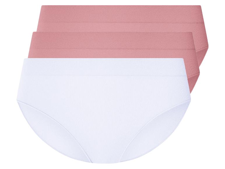 Trois culottes : une blanche et deux rose pâle.
