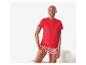 Pyjama rouge : haut uni et short à fleurs.