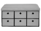 Banc gris avec six tiroirs en tissu.