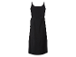 Une longue robe noire sans bretelles.