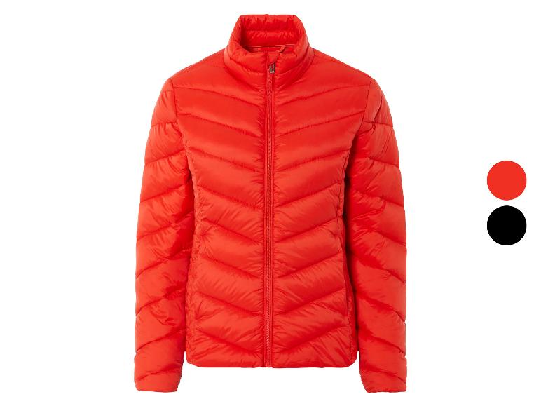 Une veste matelassée orange pour femme.