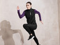 Une femme portant un gilet de sport noir et un legging court.