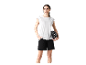 Femme en t-shirt blanche et short noir tenant un casque de vélo.