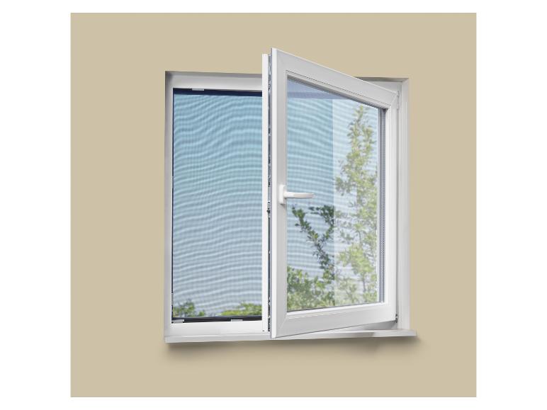 Fenêtre blanche avec un battant ouvert et une moustiquaire, installée dans un mur beige.