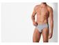 Un homme portant des sous-vêtements gris