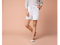 Shorts et sandales blanches pour femmes.