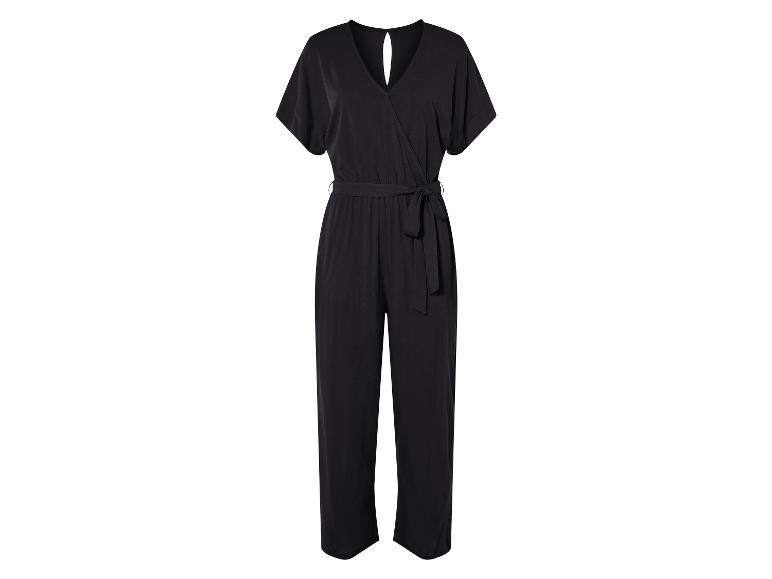 Une combinaison noire avec un décolleté en V et une ceinture.