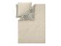 Parure de lit beige avec motif cachemire gris.