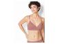 Une femme porte un soutien-gorge et une culotte roses sans couture.