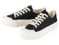 Deux paires de baskets en toile noires avec des lacets et des semelles blanches.