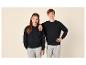 Deux enfants en sweat-shirts noirs et pantalons de survêtement gris.