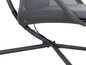 Détail d'un fauteuil suspendu noir avec un siège en maille grise.