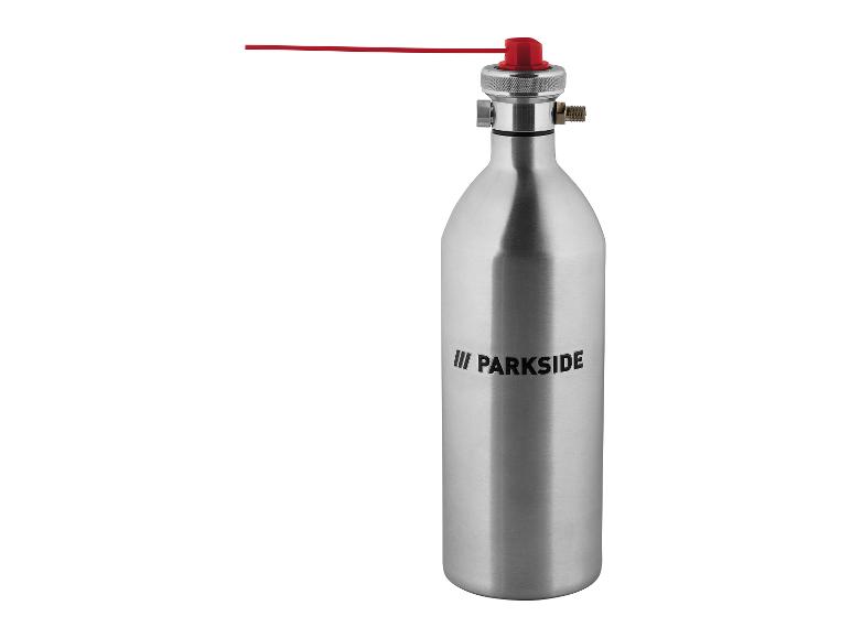 Une bouteille de spray à air comprimé Parkside argentée avec une buse et un tuyau rouges.