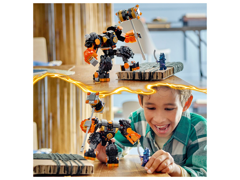 Un garçon joue avec un robot LEGO® Ninjago et une minifigure.