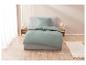 Parure de lit vert clair sur un lit gris dans une chambre moderne.