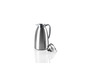 Une carafe isotherme en argent avec un bouchon amovible.