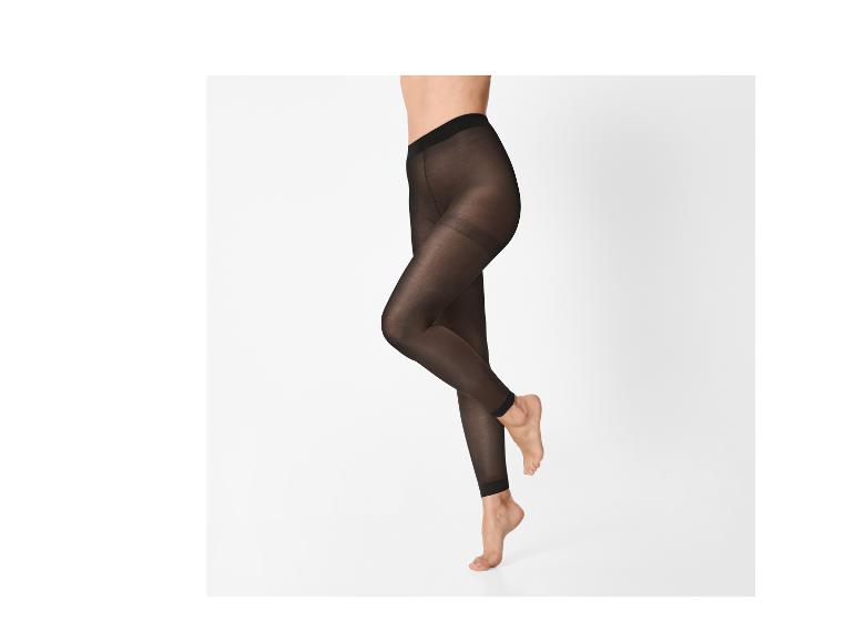 Femme en leggings noirs transparents taille haute, posant sur la pointe des pieds.