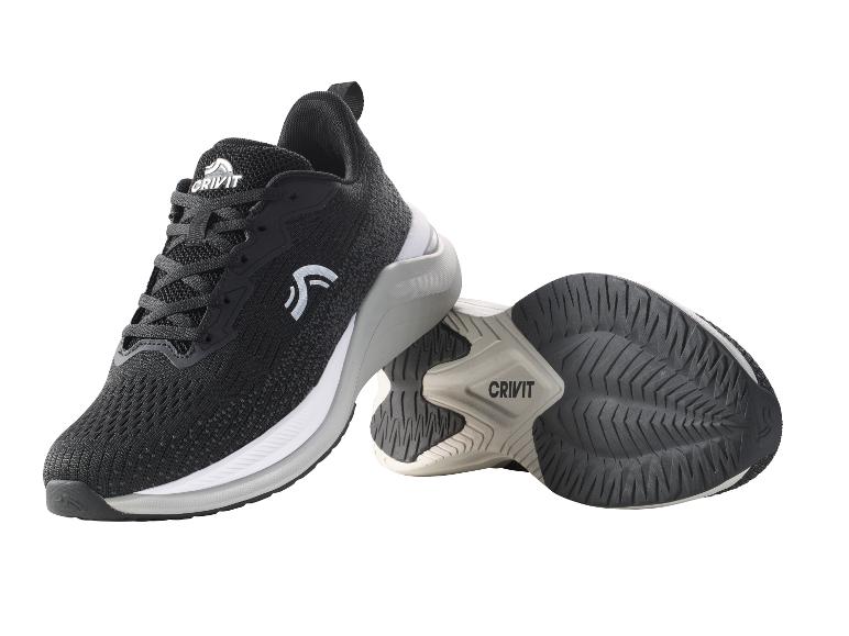 Chaussures de sport noires avec semelle blanche et grise, posées côte à côte.