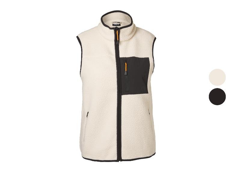 Gilet polaire crème avec bordures et poches noires, et tirettes de zip orange.