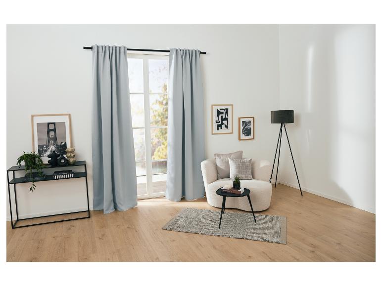 Rideaux gris clair dans un salon lumineux avec une décoration moderne.